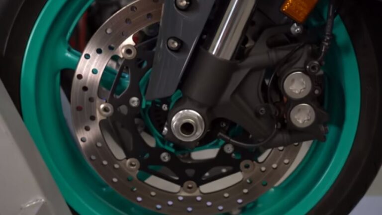 What isThe effect of water on hot disc brakes
